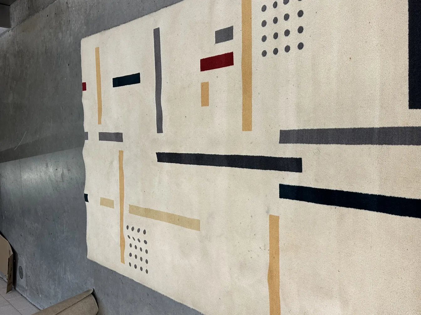 alfombra antigua con patrones geométricos en tonos claros