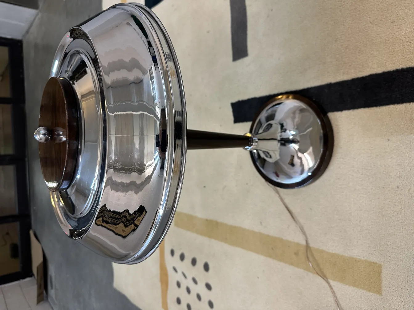 고풍스러운 장식 양탄자가 현대적인 환경에 놓여 있습니다.