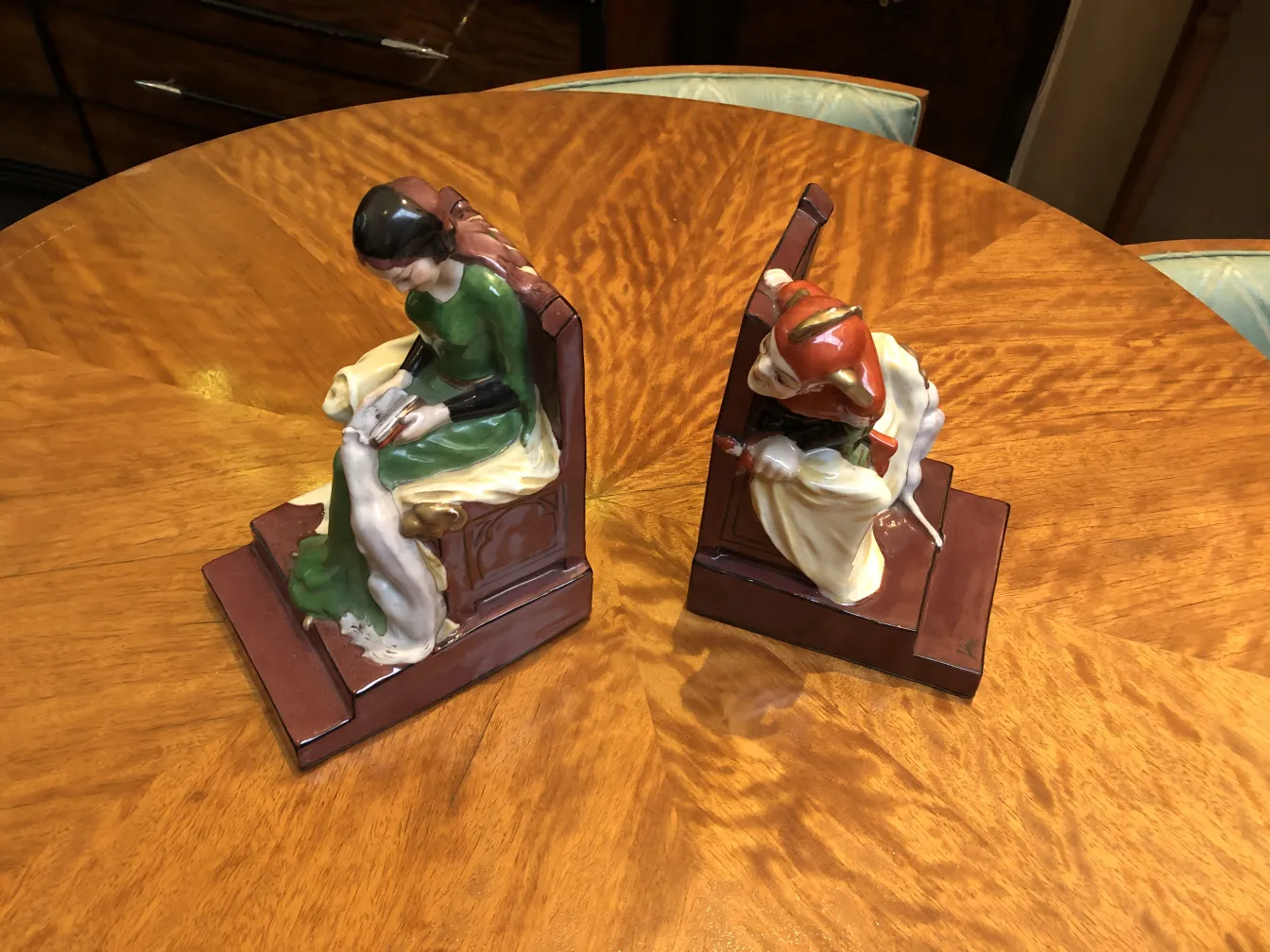 aprieta libros decorativos con figuras de personas sentadas