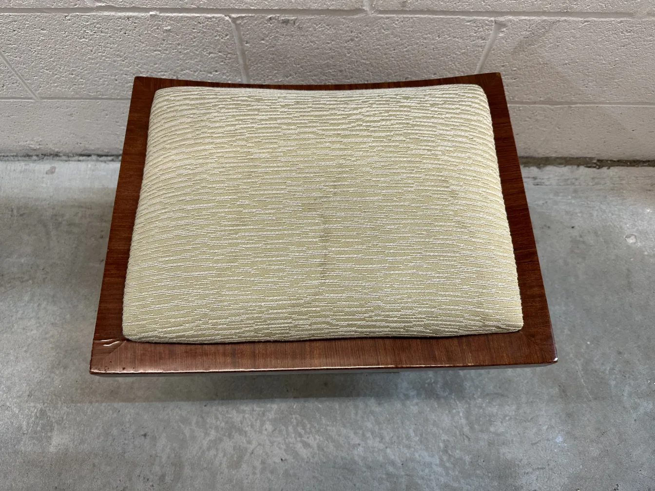 banqueta antiga com almofada clara, cenário minimalista