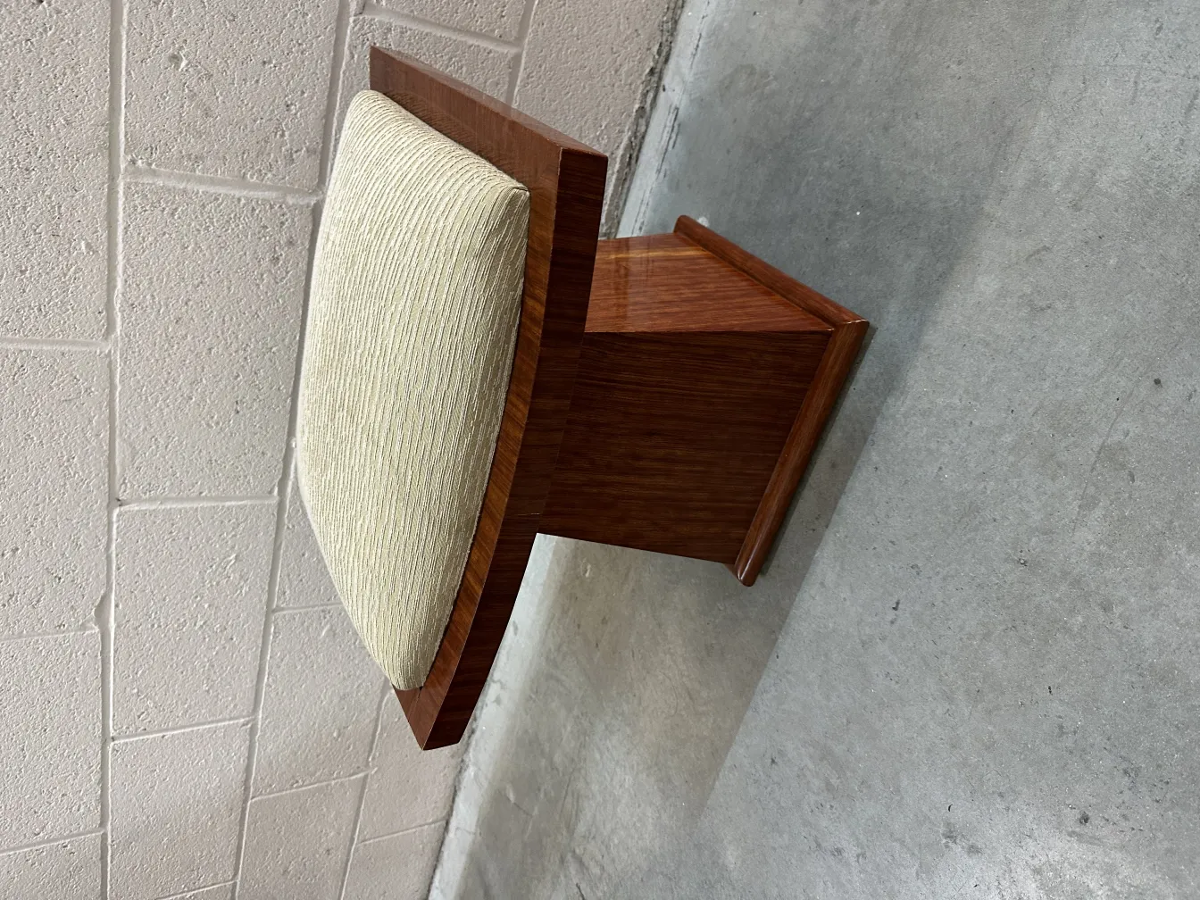 banqueta antigua con superficie acolchada y base sólida