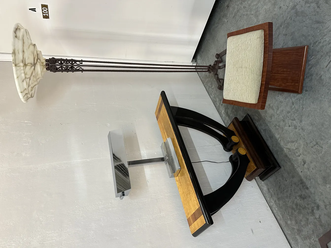 Antiker dekorativer Hocker mit elegantem Design in klassischer Umgebung.