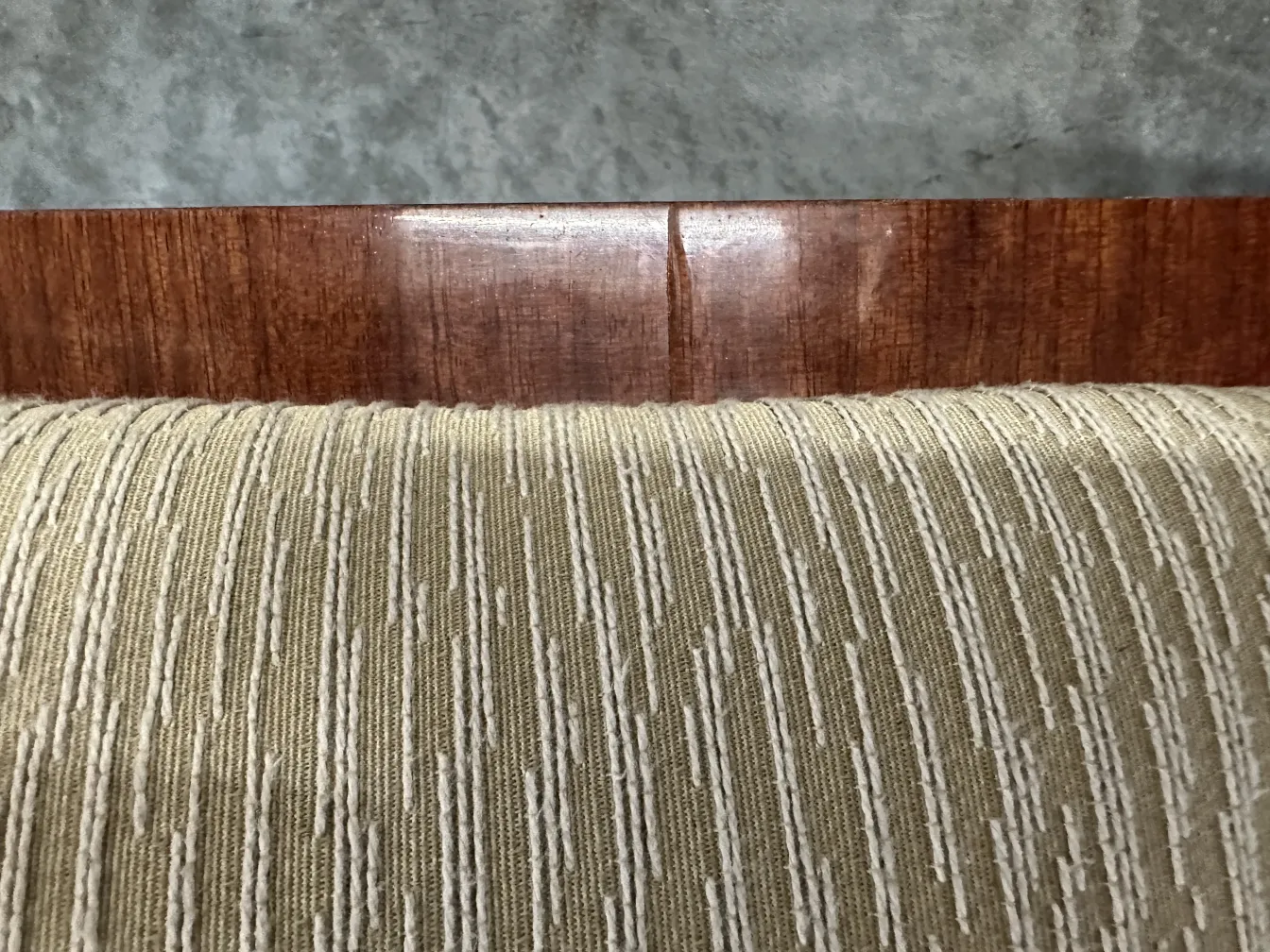 Sgabello antico con design elegante e un tocco classico nell'ambiente.