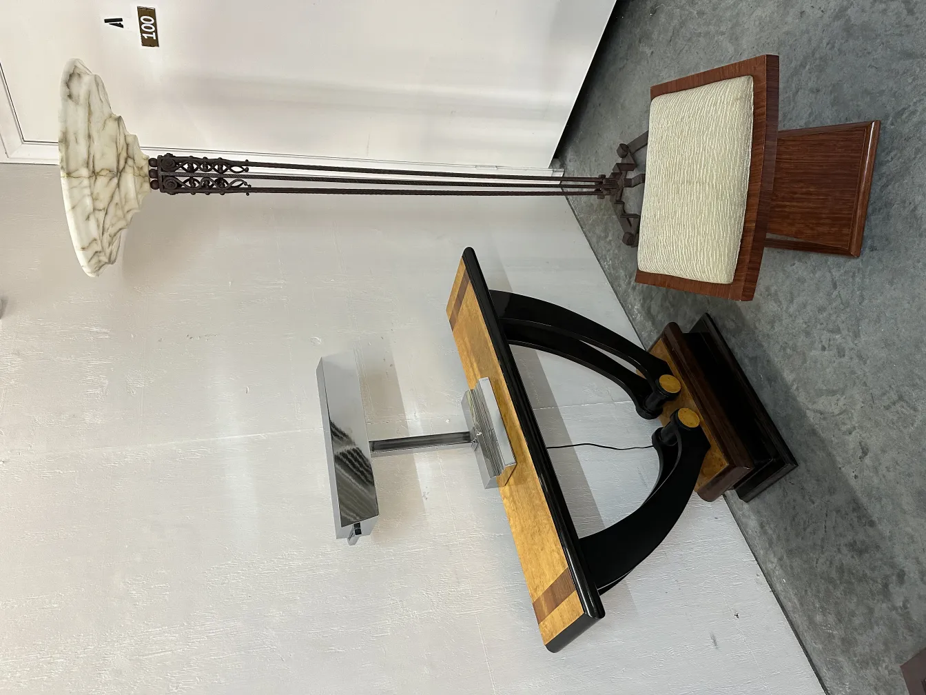 antik hocker mit einfachem, elegantem design in einem neutralen umfeld