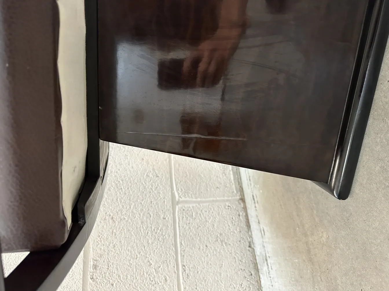 sgabello antico con un design elegante e gambe curve