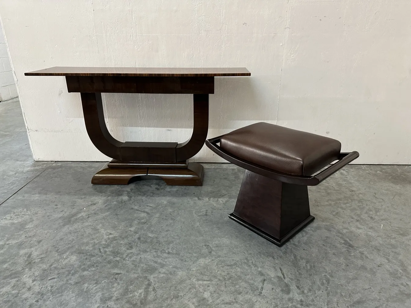 antiga banqueta com design moderno e elegante, em um ambiente tranquilo