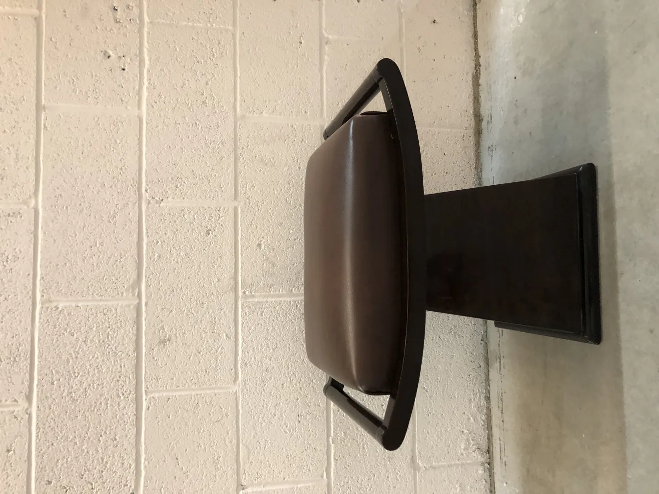 Ancien tabouret avec un siège en cuir brun clair