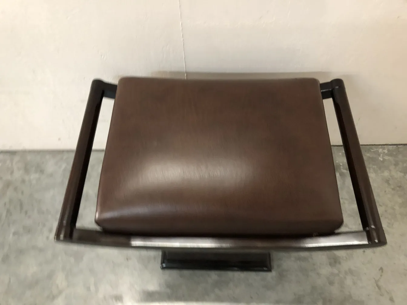 tabouret ancien avec coussin marron