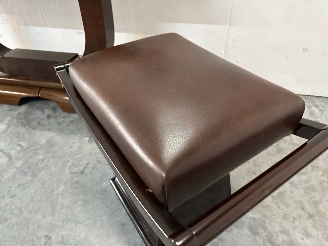 प्राचीन स्टूल, गद्देदार सीट, स्टाइलिश लुक, तटस्थ पृष्ठभूमि