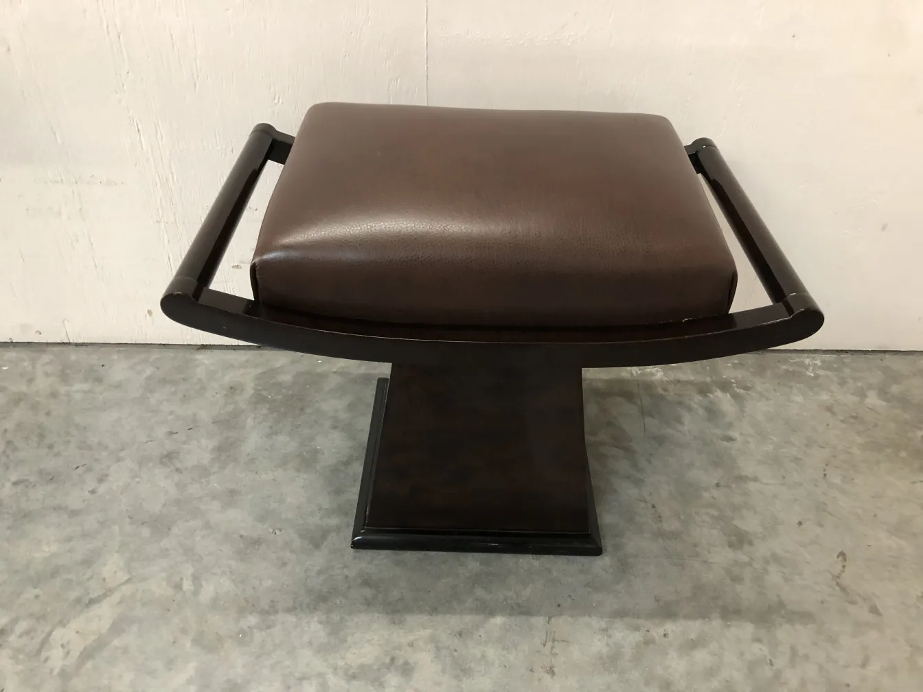 tabouret ancien avec coussin marron et support