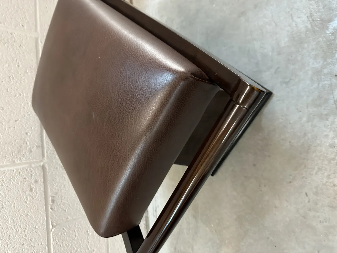 Antico sgabello con design semplice e seduta accogliente.