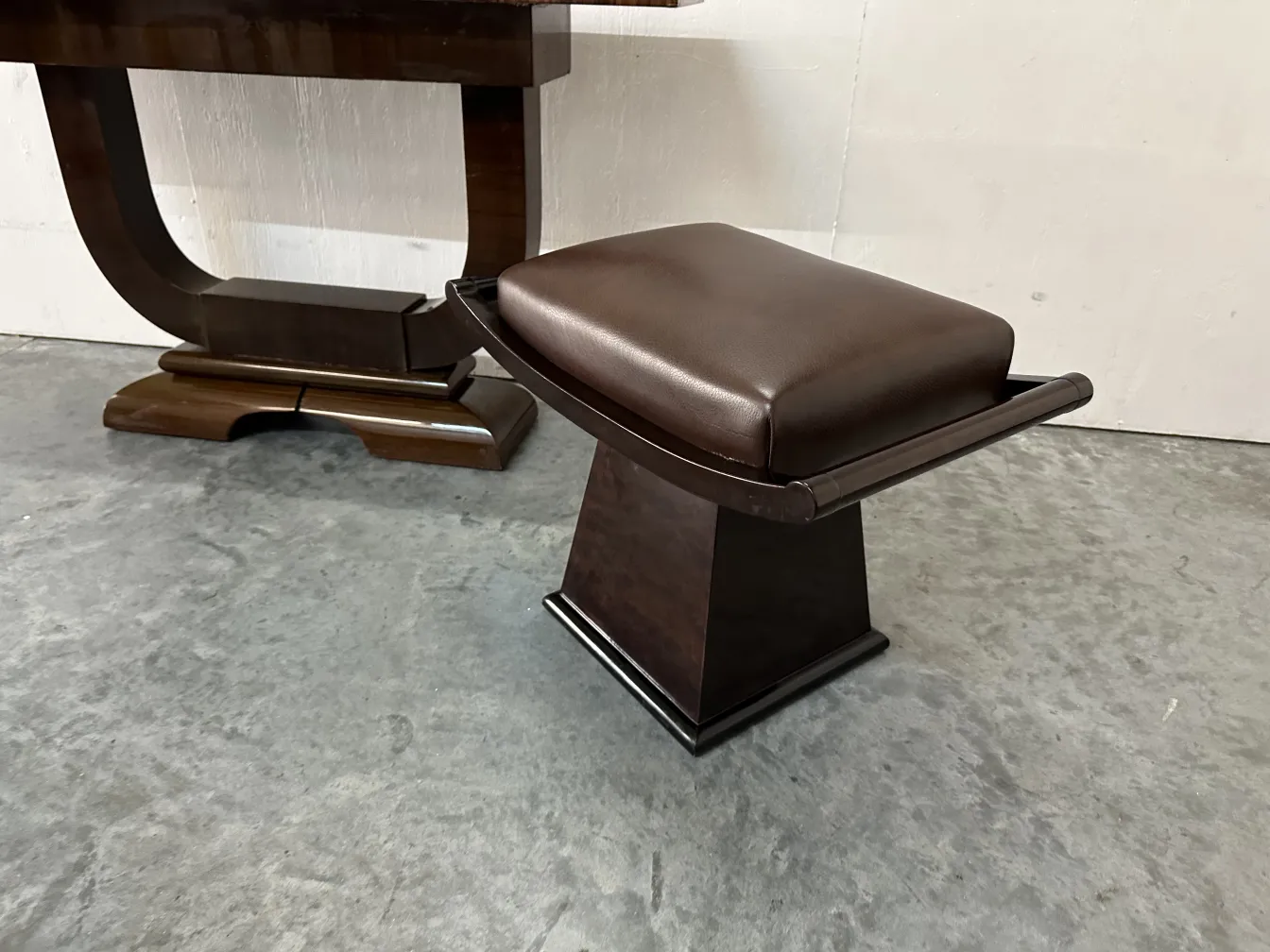 antiker Hocker mit elegantem, gepolstertem Design