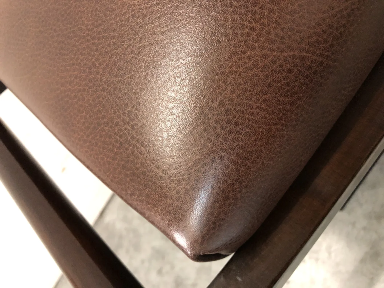 Details eines antiken stilvollen Hockers