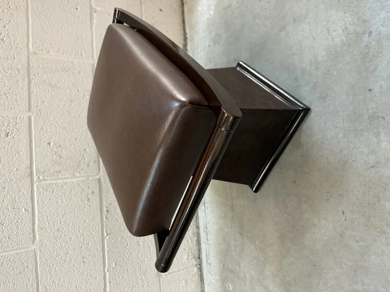 Antiker dekorativer Hocker in einem einfachen, eleganten Umfeld.