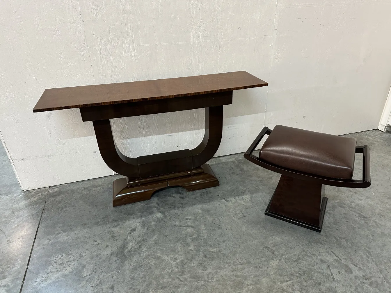 tabouret ancien élégant à côté d'un meuble moderne