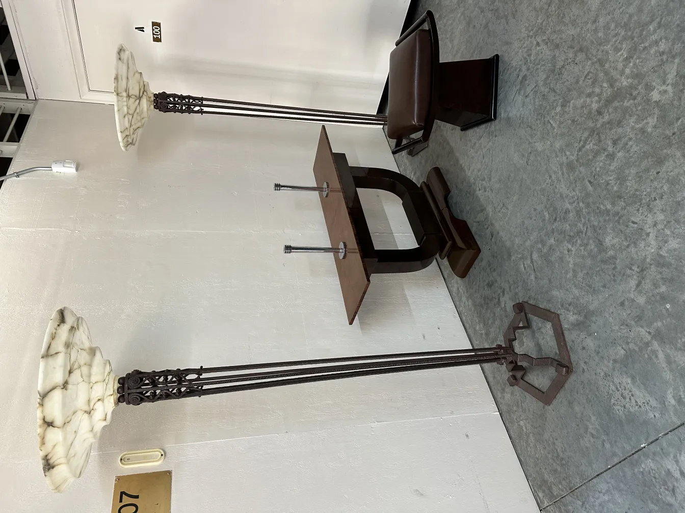 banqueta antiga com um design elegante em um ambiente neutro