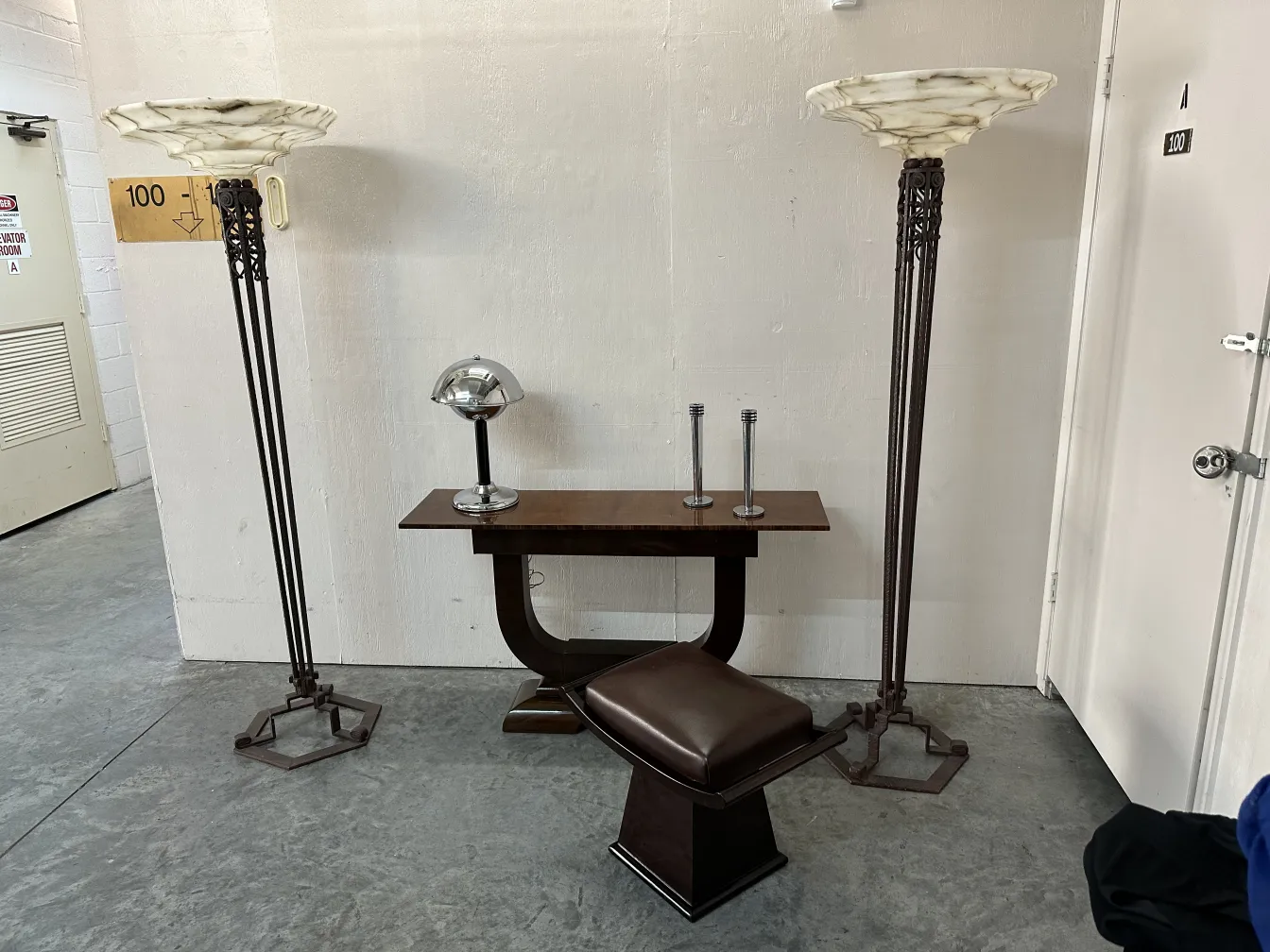 Tabouret ancien de soutien avec forme carrée et siège sombre dans un cadre ancien.