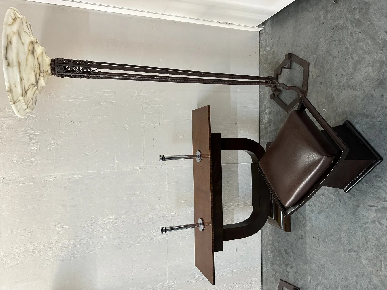 Tabouret antique avec design élégant et confort