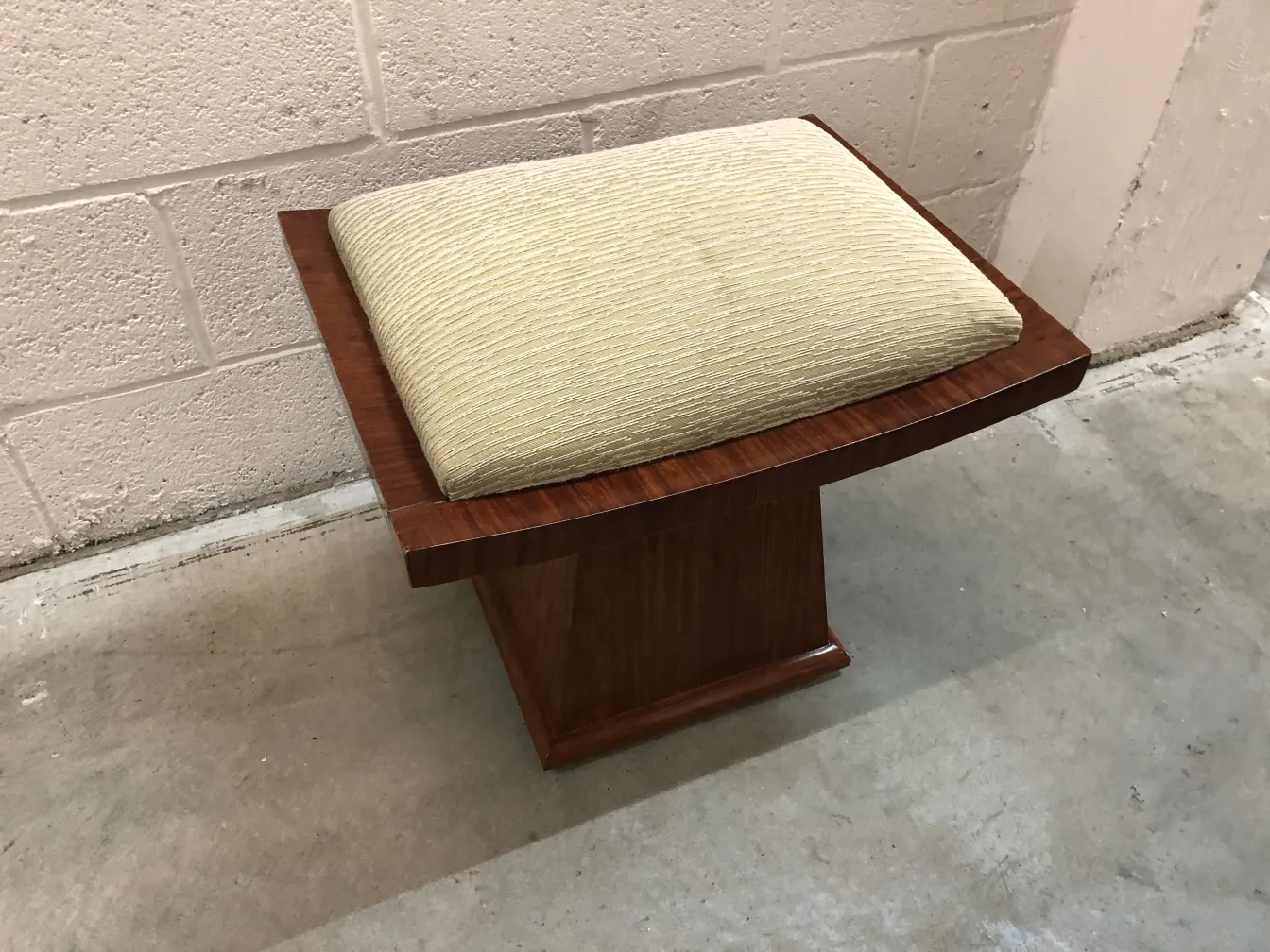 tabouret ancien avec un coussin doux et confortable