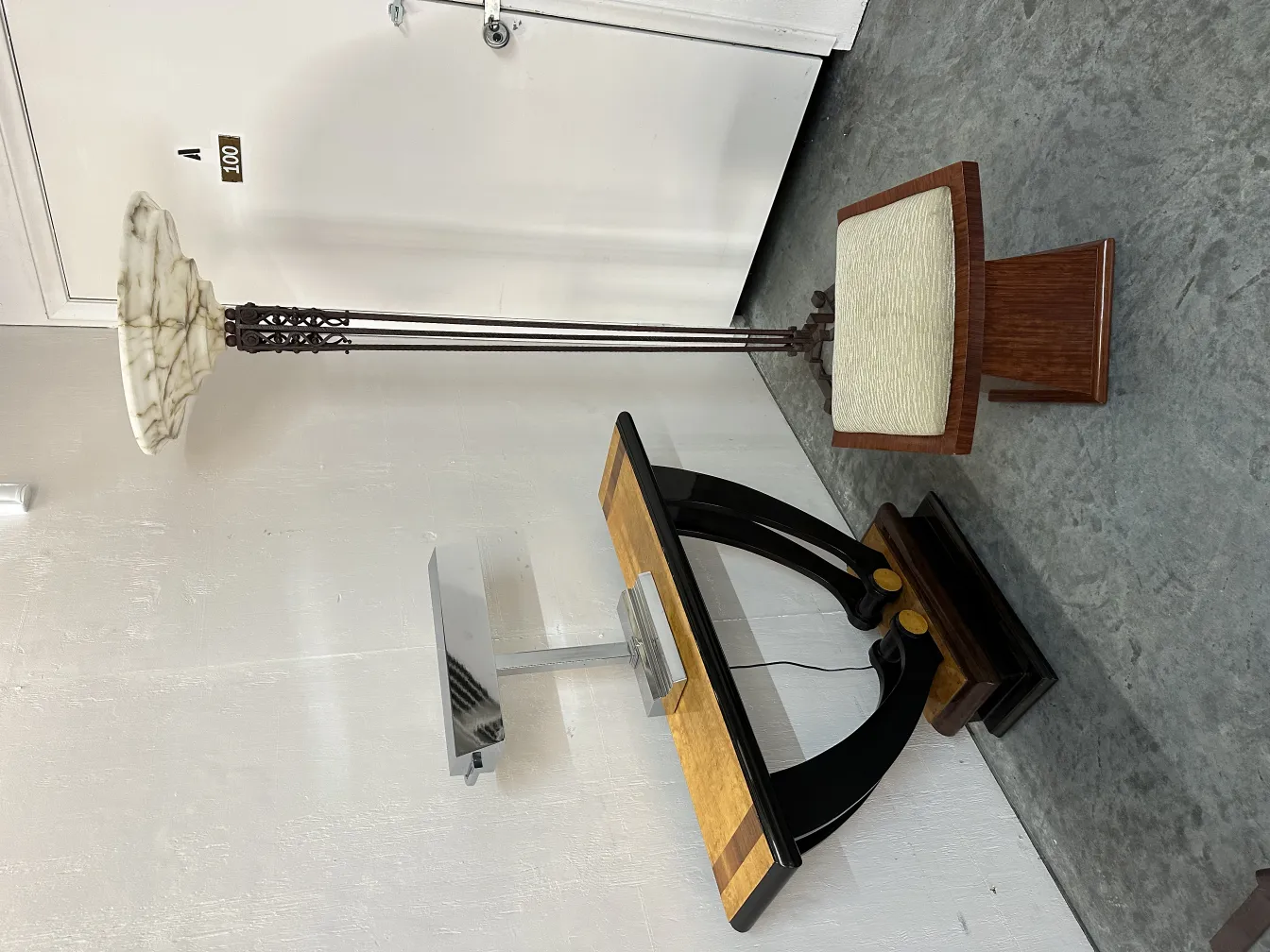 antiga banqueta com assento acolchoado e detalhes clássicos