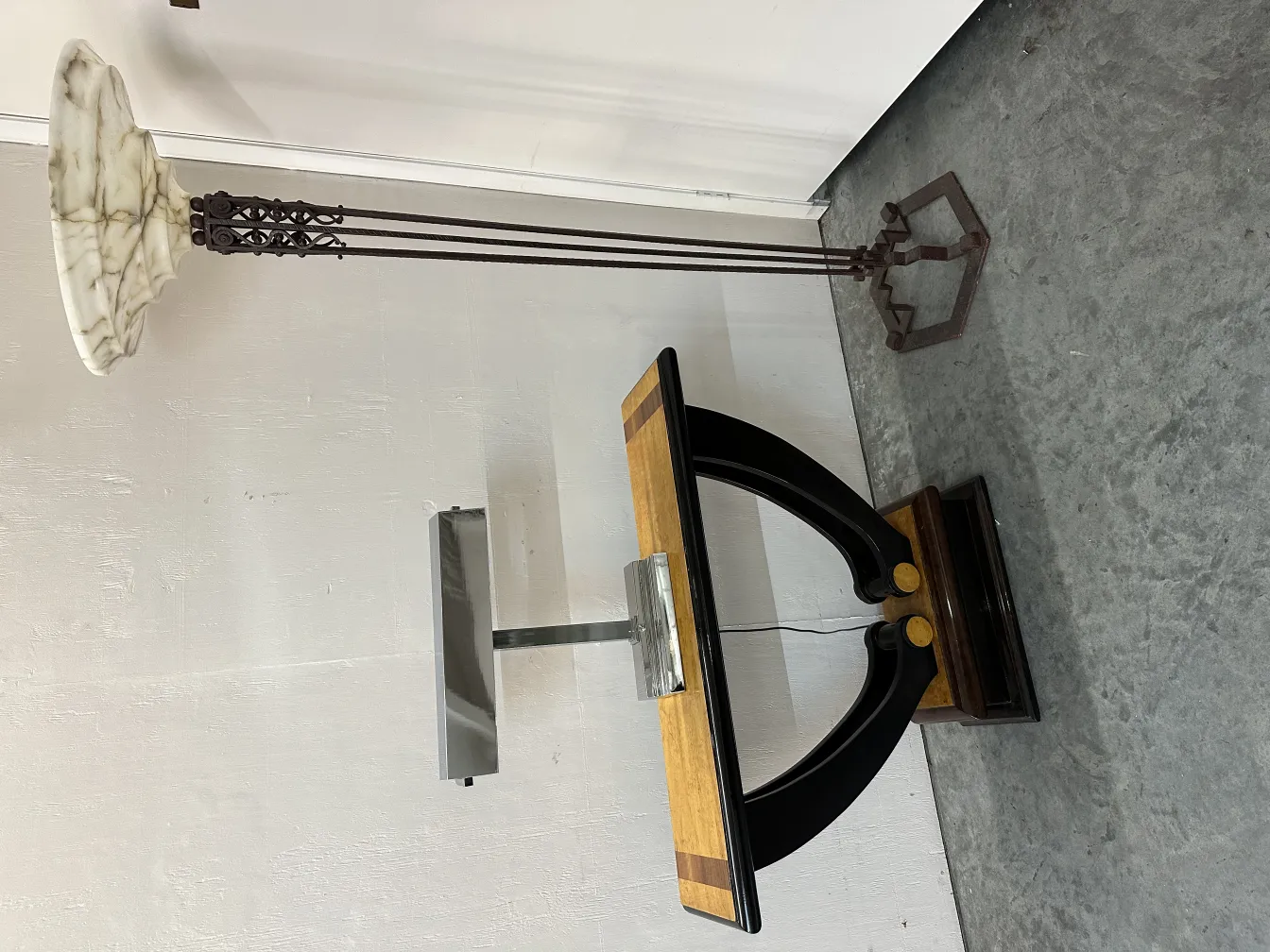 banqueta antiga com forma curva e detalhes na base