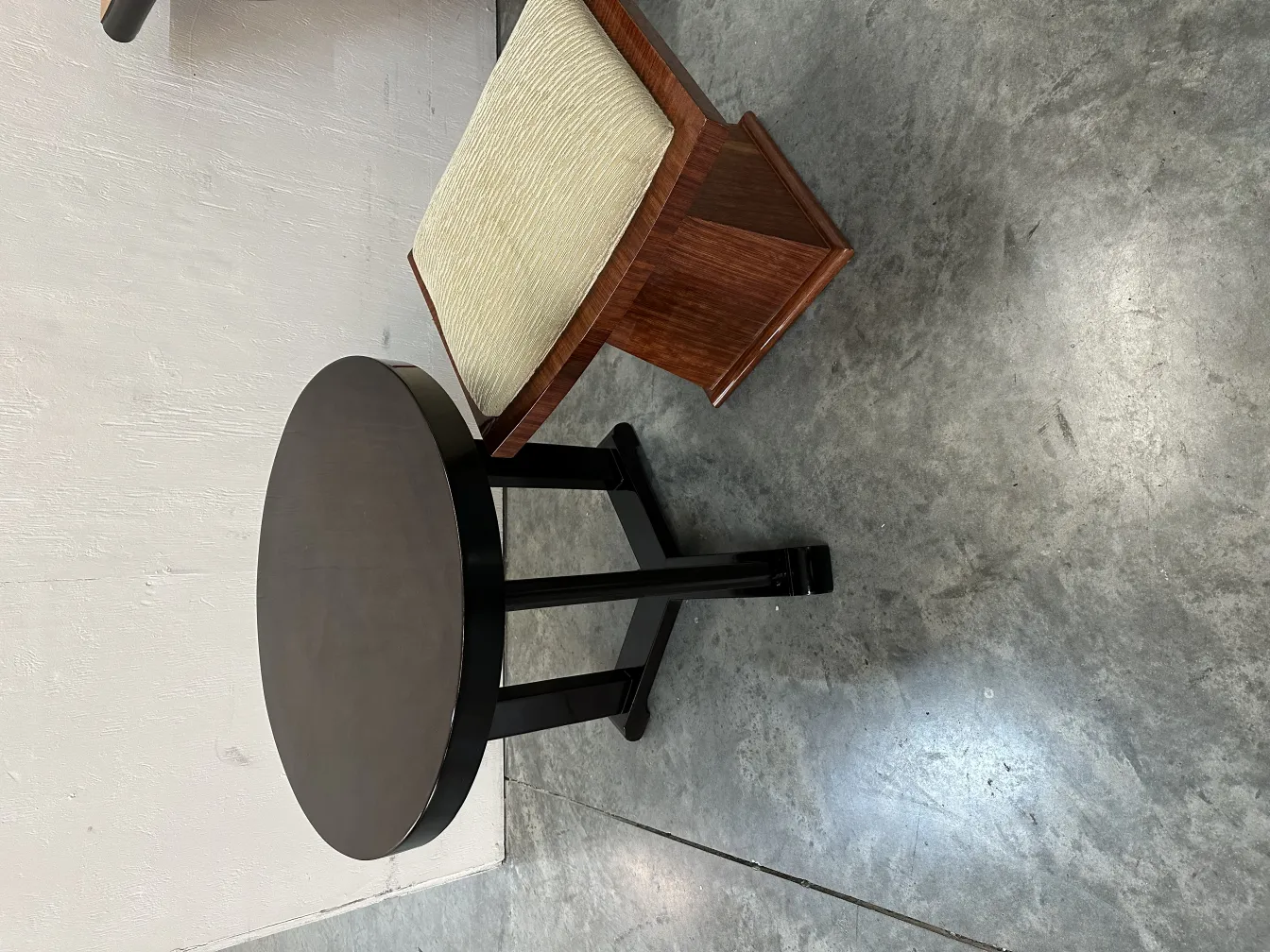 banqueta antigua con tapizado crème en un ambiente moderno