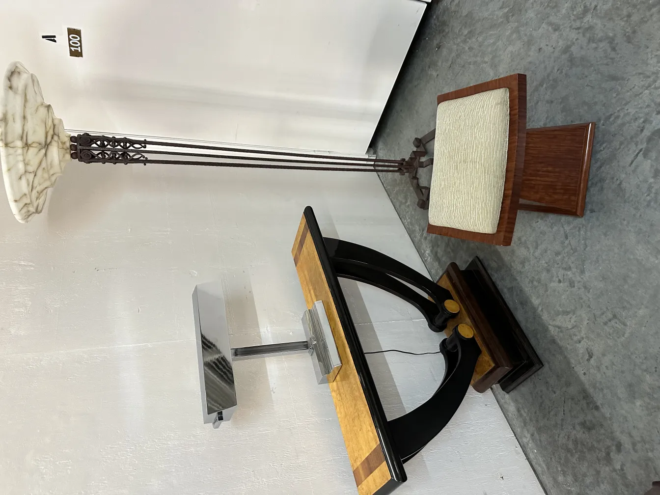 带垫子的古典小板凳在装饰环境中