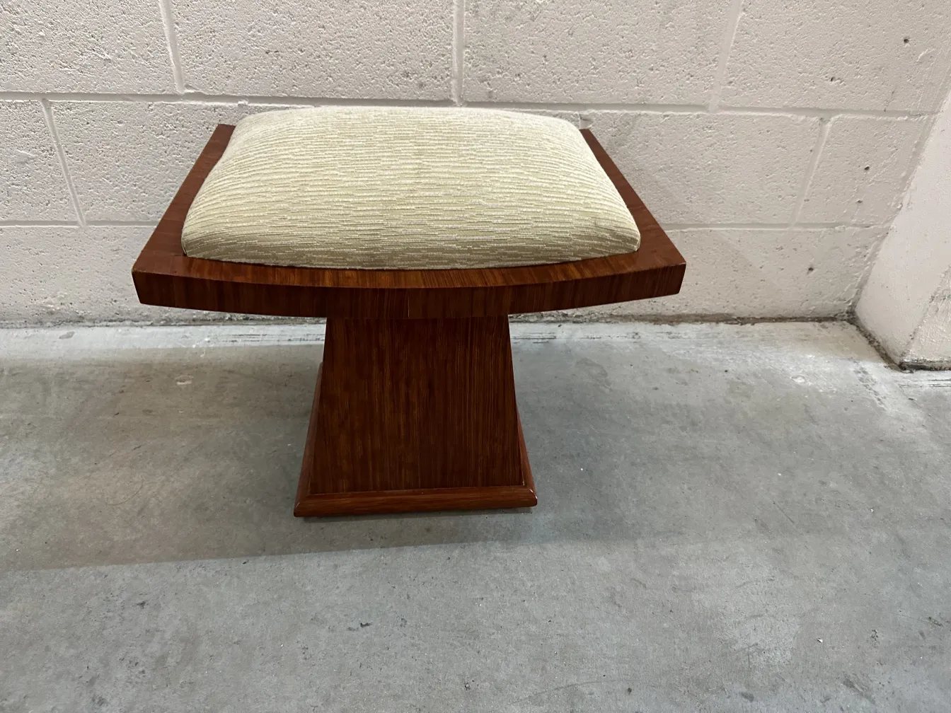 古董小板凳带柔软座椅，外观优雅