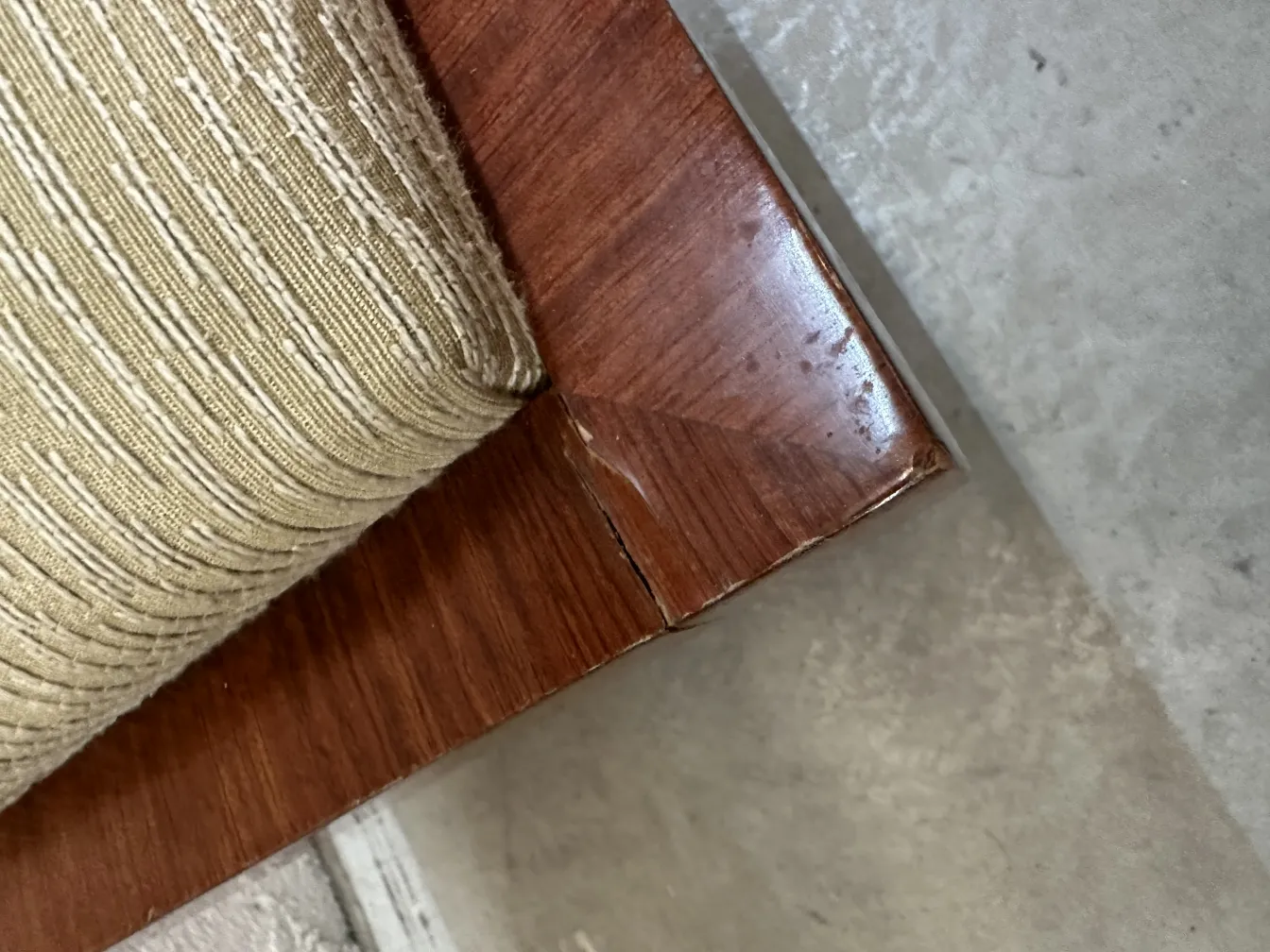 Antiker Hocker mit bequemem, hellen Sitzpolster