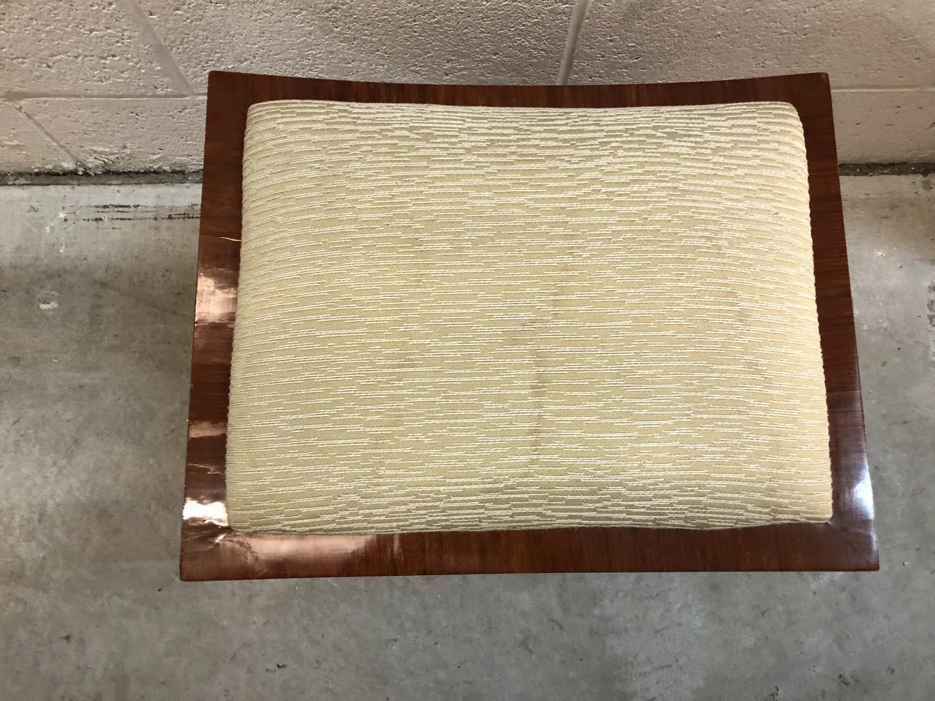 पुराना-decorative-स्टूल-हल्का-कुशन-तटस्थ-सेटिंग