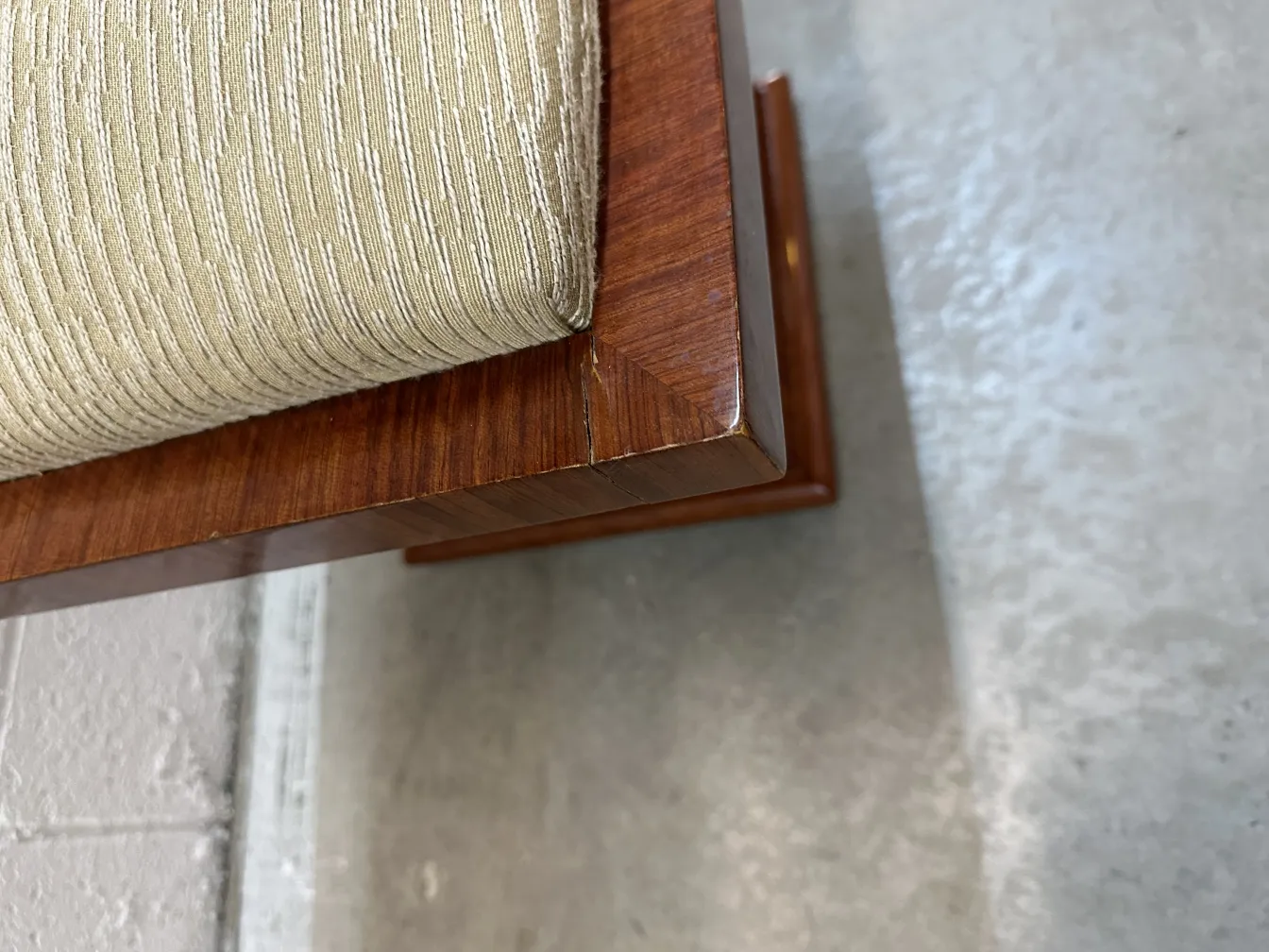 Vue de dessus d'un ancien tabouret avec assise confortable et détails polis dans un environnement moderne.