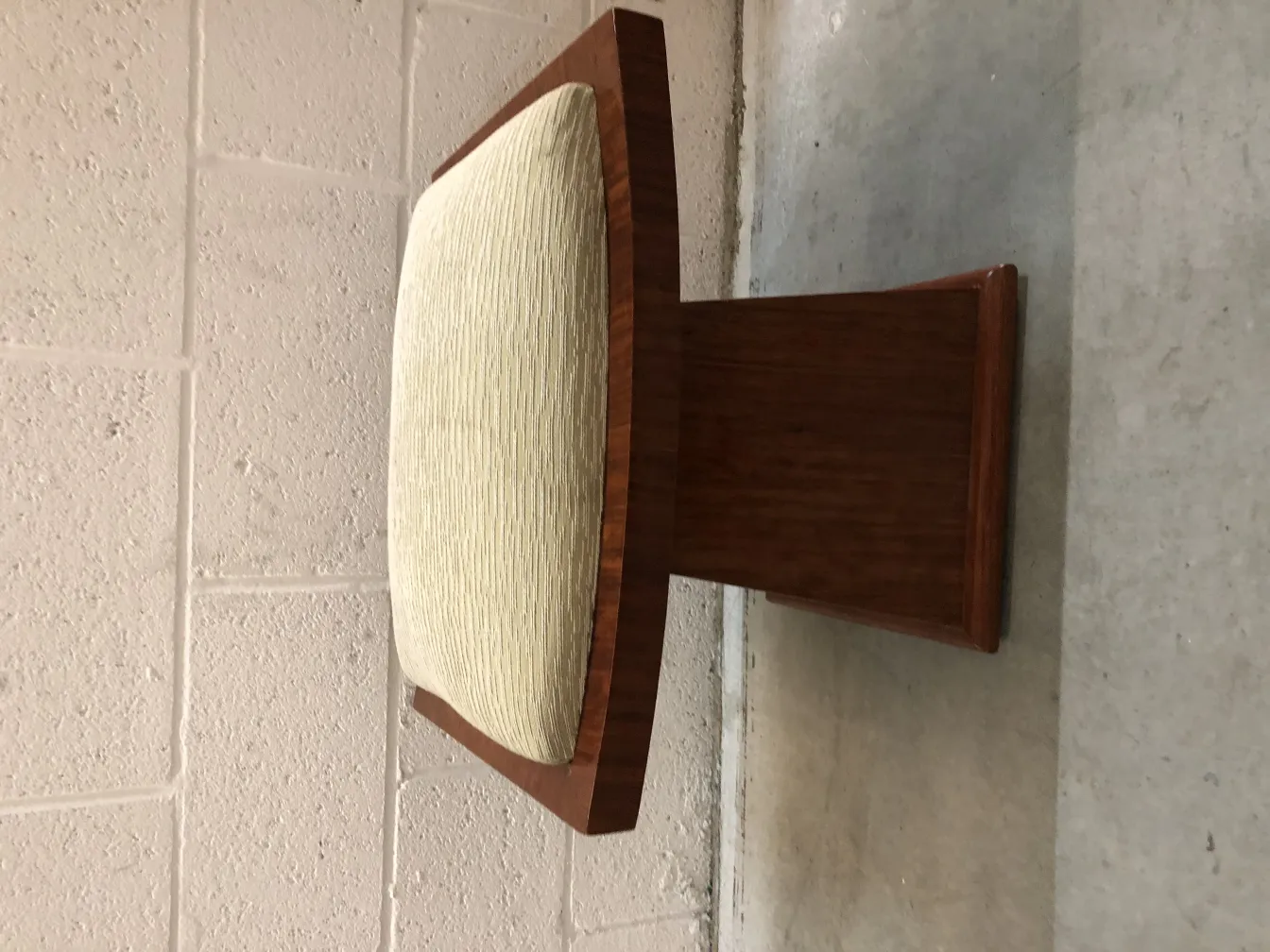 tabouret ancien au design élégant dans un cadre moderne