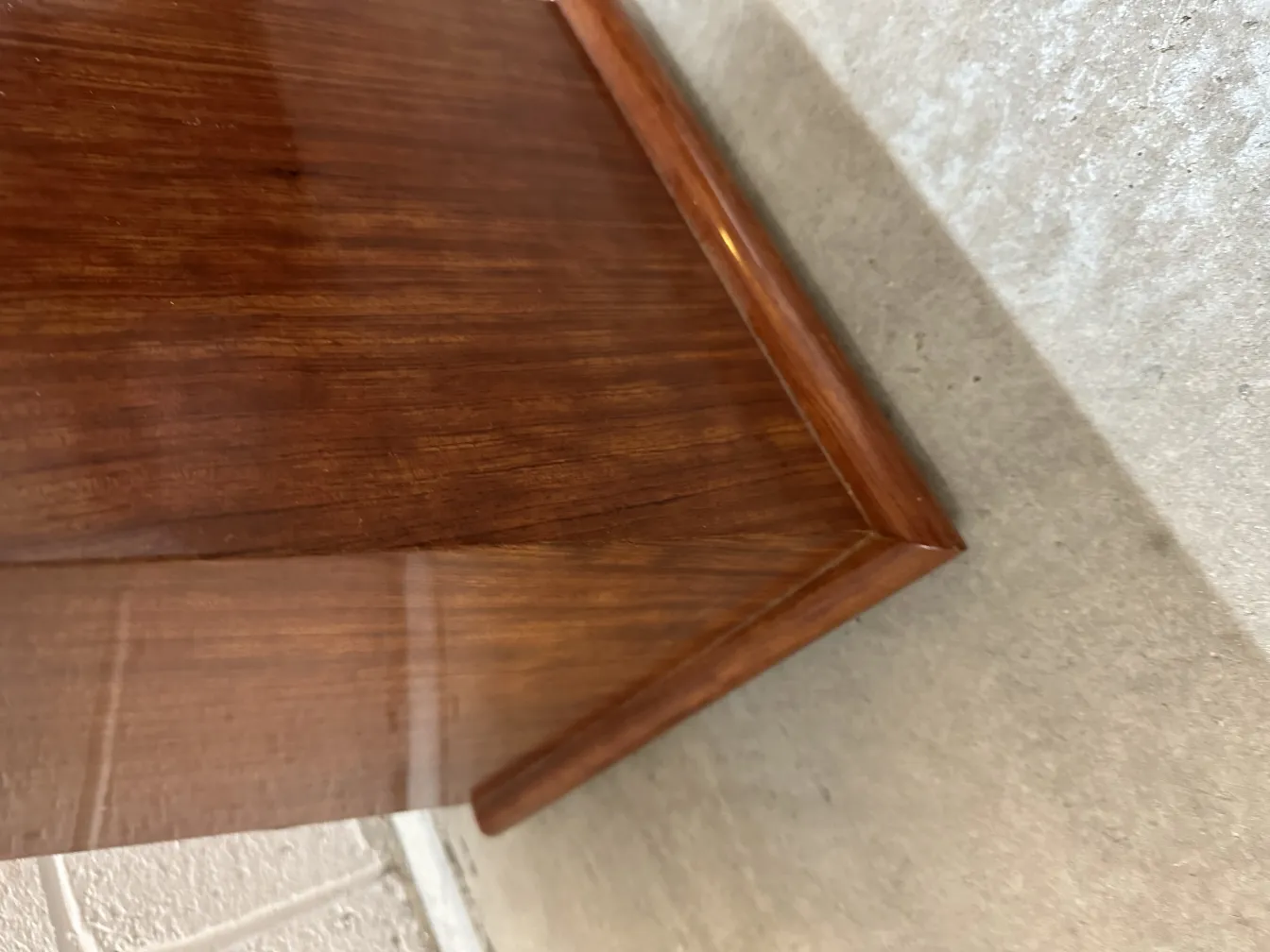 Antiker Hocker mit elegantem Design, ideal für die Dekoration.