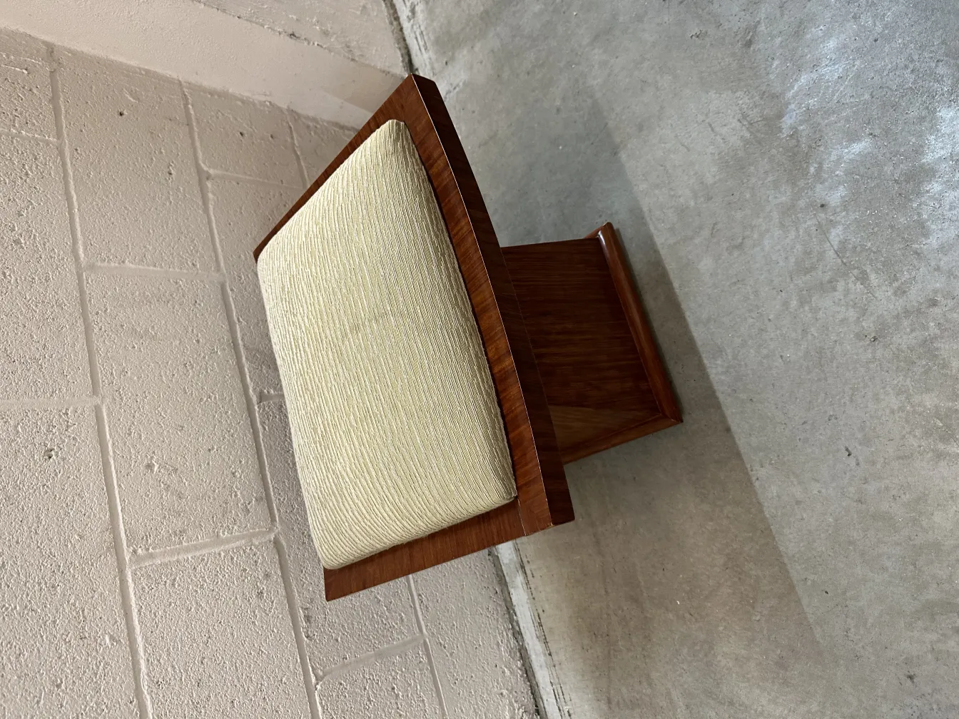 Tabouret ancien avec coussin clair sur base en bois