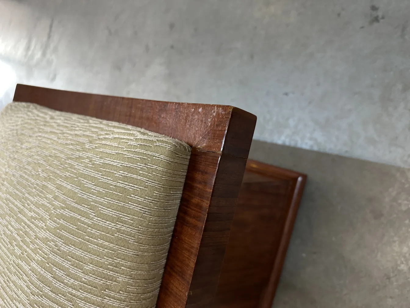 tabouret ancien avec rembourrage clair et structure supérieure visible