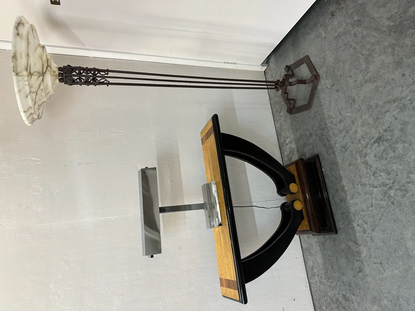 Tabouret ancien avec des détails ornementaux dans un cadre moderne.