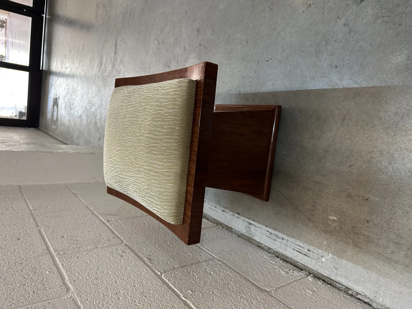 banqueta antigua con asiento acolchado y base de patas