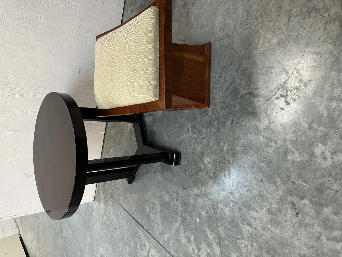 antiker Hocker mit eleganter Oberfläche in modernem Umfeld