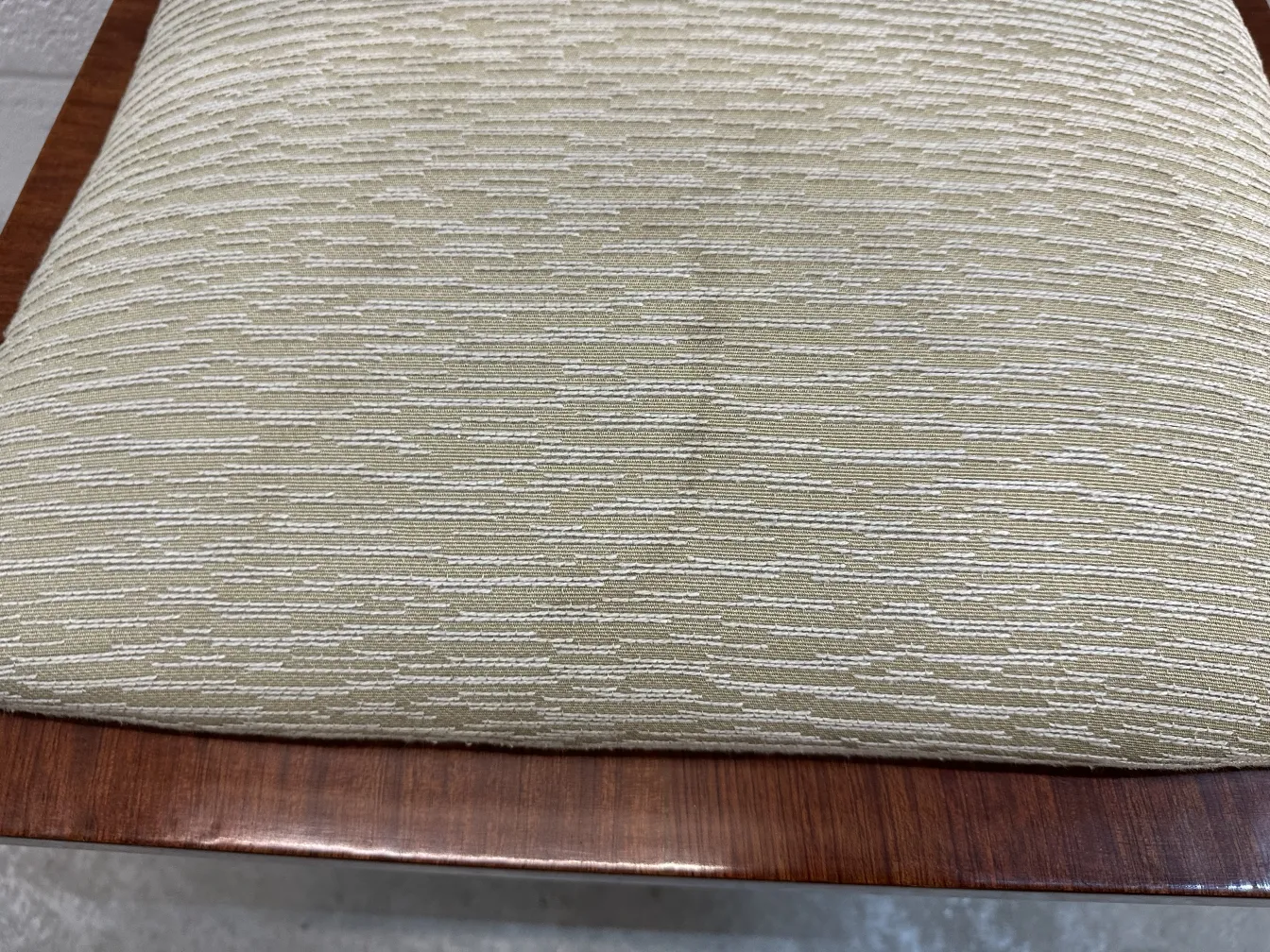 Sgabello antico con finiture confortevoli e stile classico, ambienti eleganti.