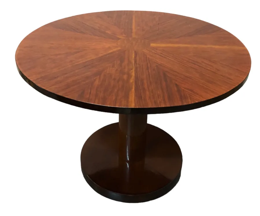 petite table ronde antique avec motif sur la surface