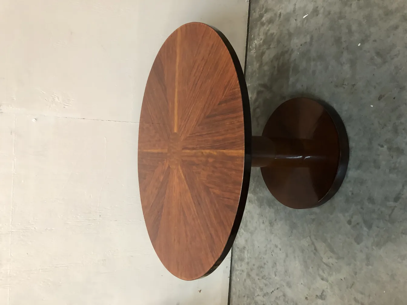 Antiker runder kleiner Tisch mit ansprechendem Design