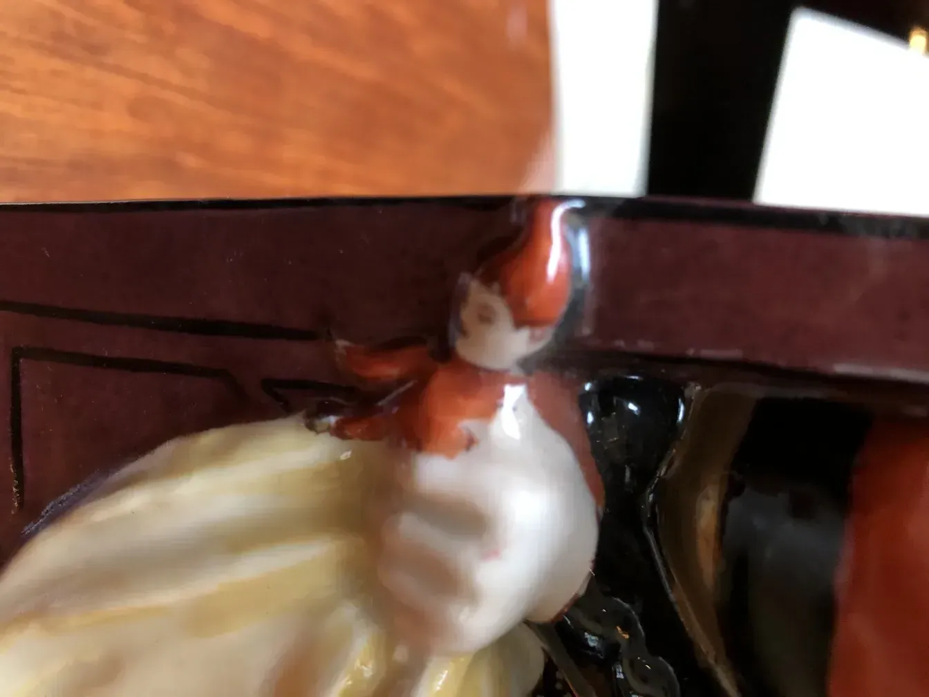 带有精美艺术新潮细节的古董书挡，装饰有复杂的图案和鲜艳的颜色，置于温馨的环境中。