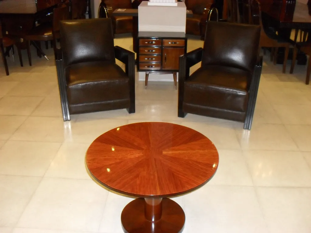 위쪽 디자인이 있는 동그란 작고 오래된 테이블