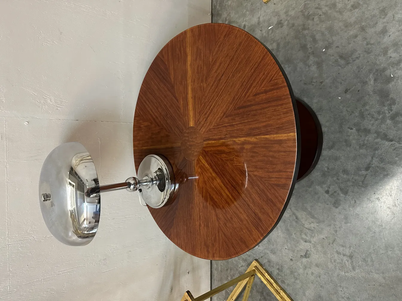 mesinha antiga redonda com lâmpada de mesa prateada