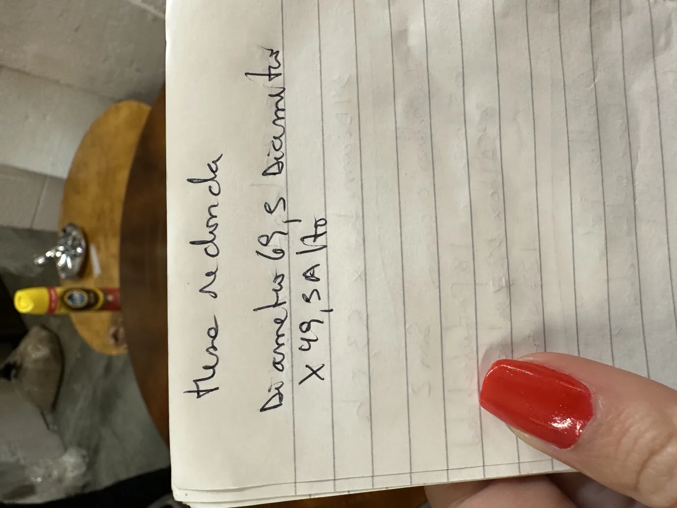 antiker kleiner Tisch mit 69 cm Durchmesser in ländlicher Umgebung