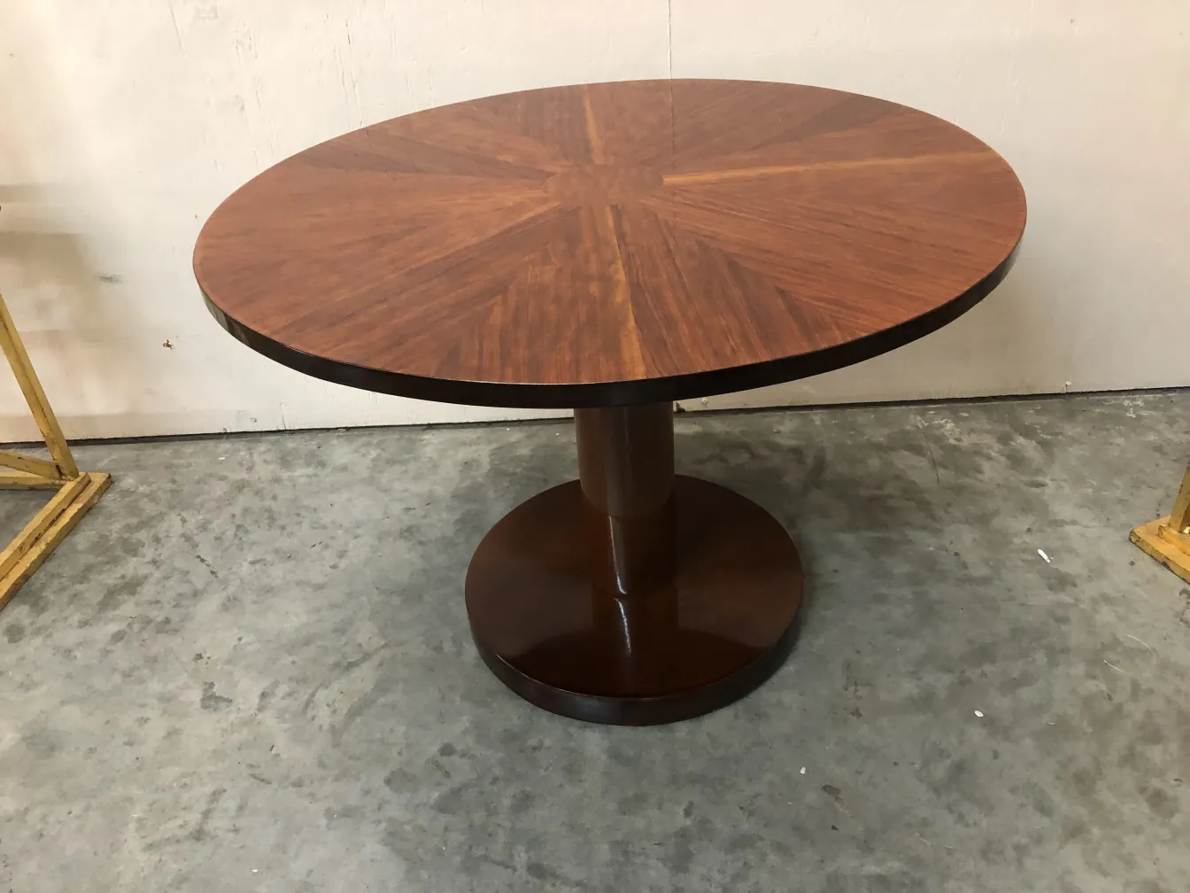 Petite table antique ronde avec design élégant et base solide, cadre neutre.