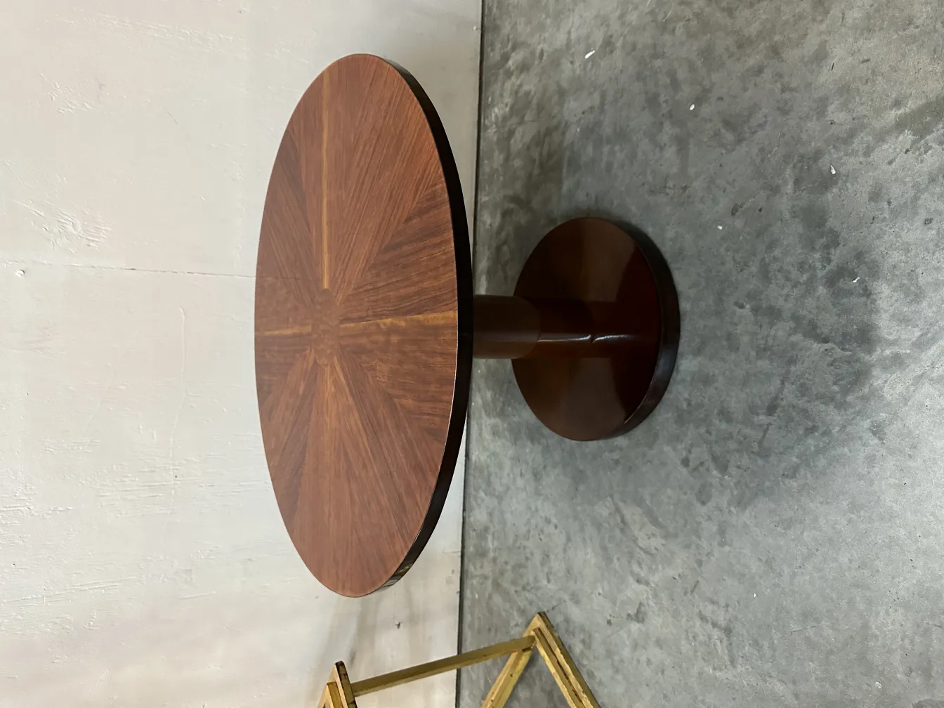 mesinha antiga redonda com base elegante, design clássico