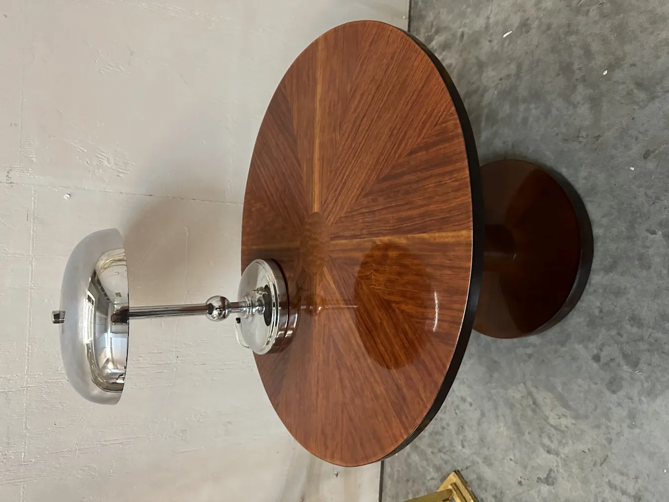 antiker runder Tisch mit Lampe daneben