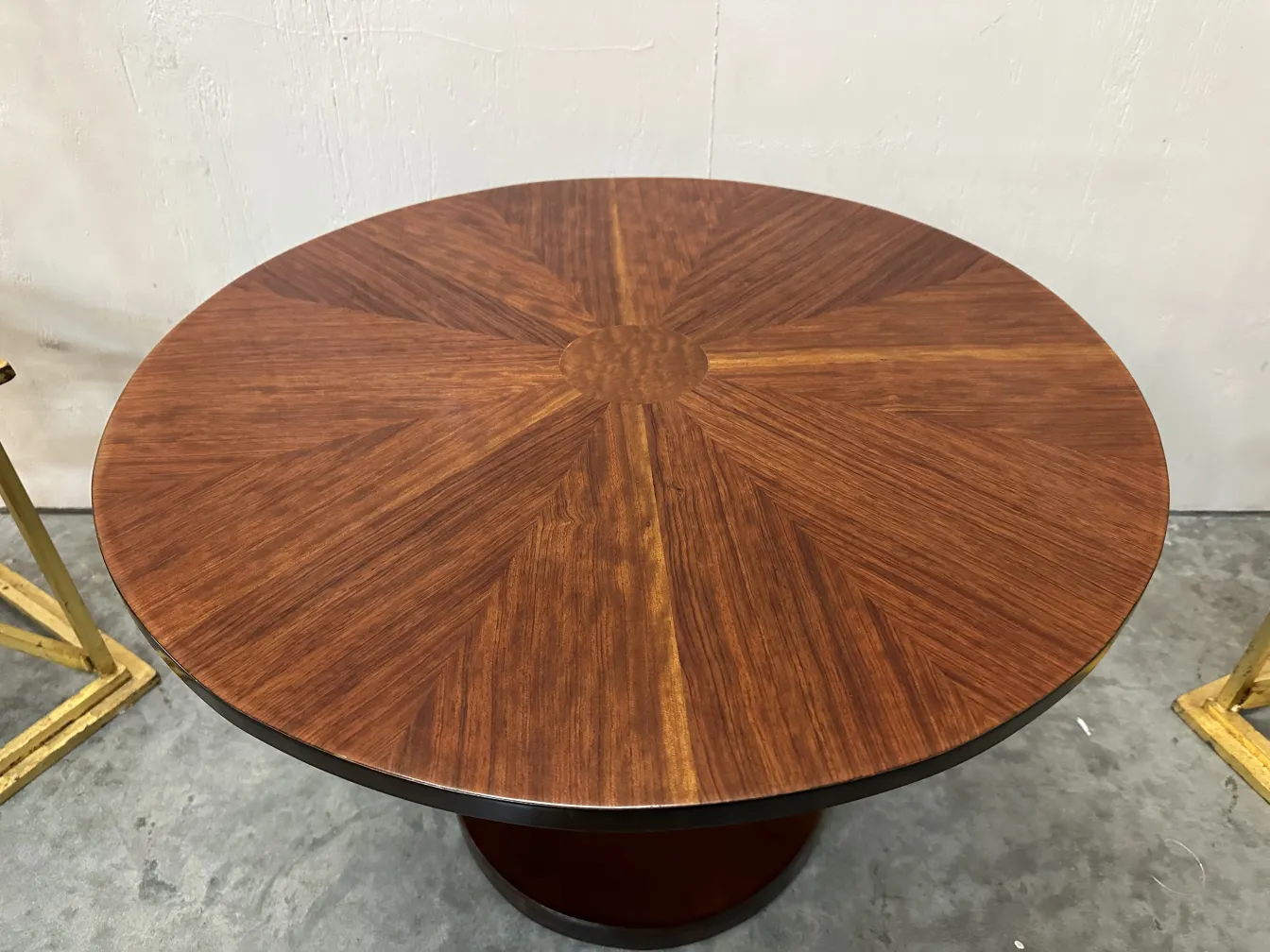 petite table ronde avec motif sur la surface, dans un cadre simple