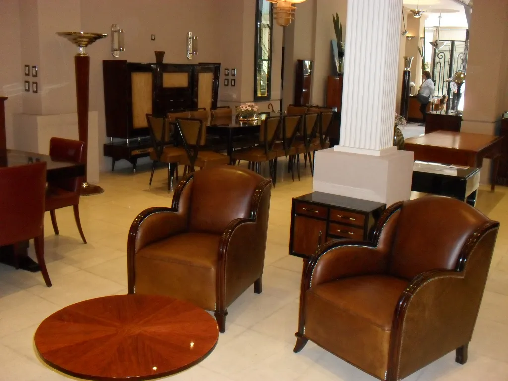 mesinha redonda antiga em um ambiente elegante